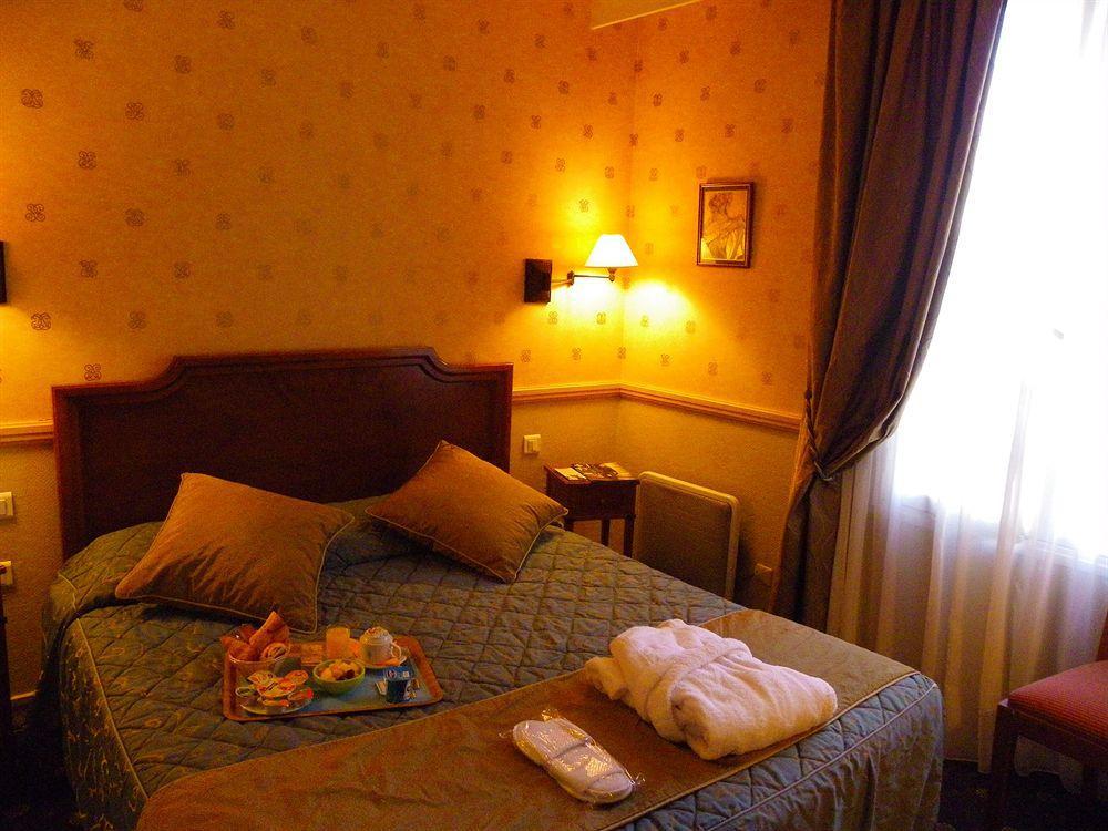 Hotel Poussin Париж Екстериор снимка