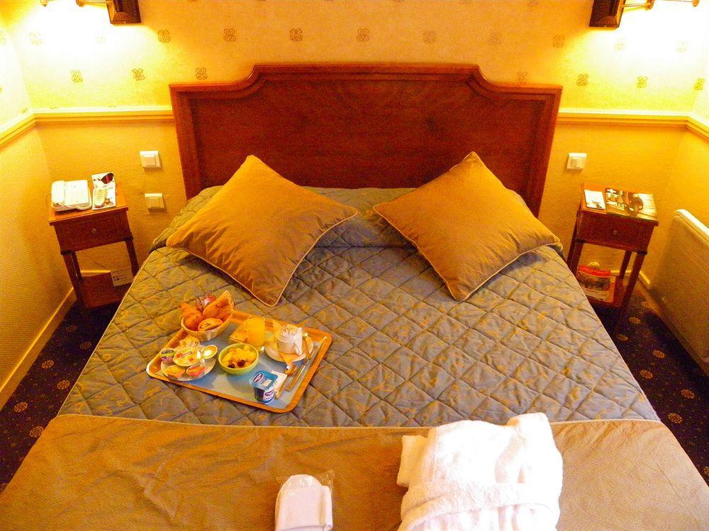 Hotel Poussin Париж Екстериор снимка