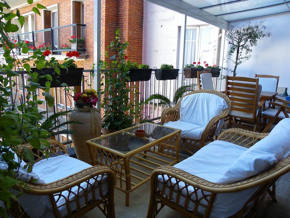 Hotel Poussin Париж Екстериор снимка