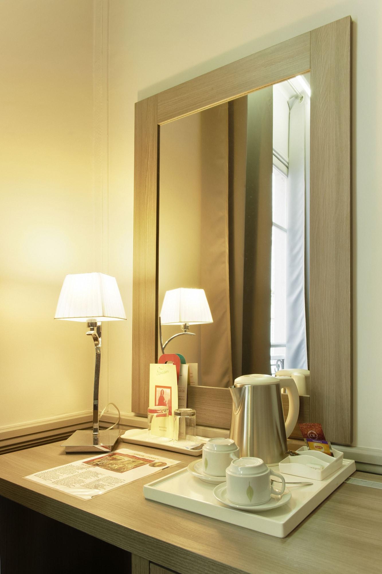 Hotel Poussin Париж Екстериор снимка