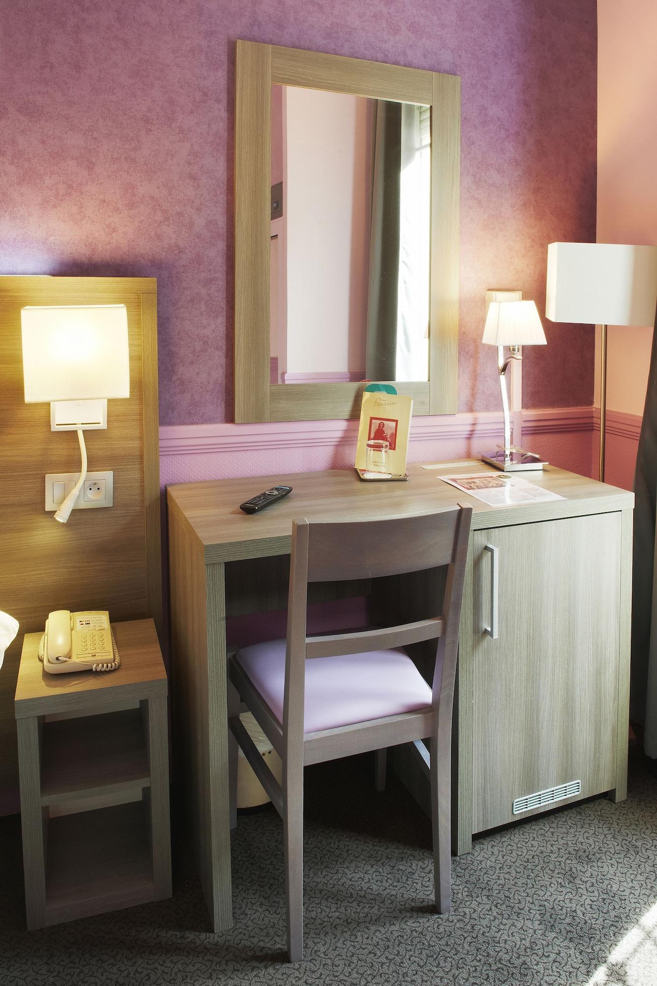 Hotel Poussin Париж Екстериор снимка